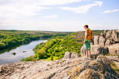 Kız bir sırt çantası ile pitoresk yerlerde yürür.