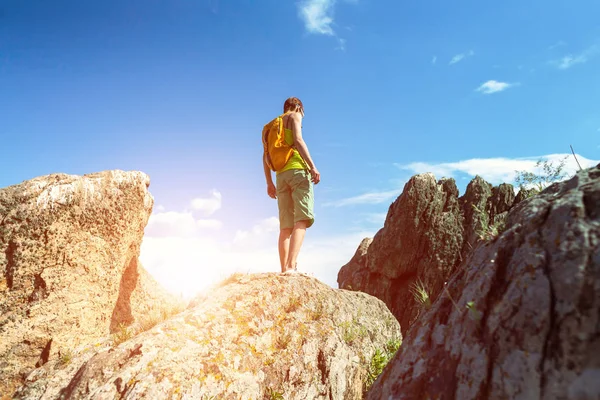 Kız bir sırt çantası ile pitoresk yerlerde yürür.