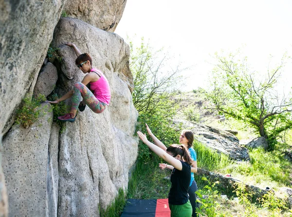 Athletes are bouldering outdoors. — Stock Photo, Image