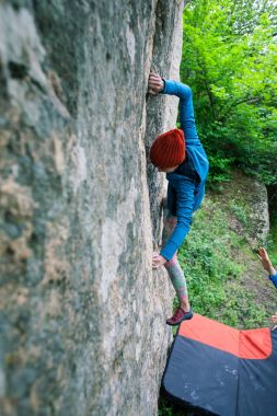 Dağcı bouldering açık havada olduğunu.