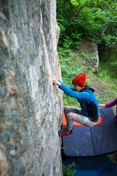 Climber is bouldering outdoors. — Stock Photo, Image