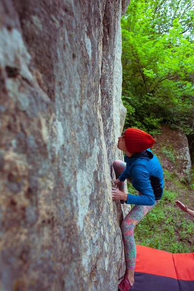 Horolezec je bouldering venku. — Stock fotografie