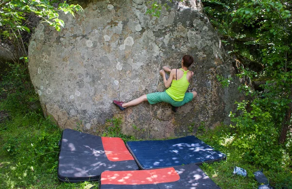 Dağcı bouldering açık havada olduğunu.
