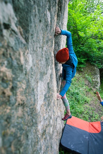 Escalador es bouldering al aire libre . — Foto de Stock