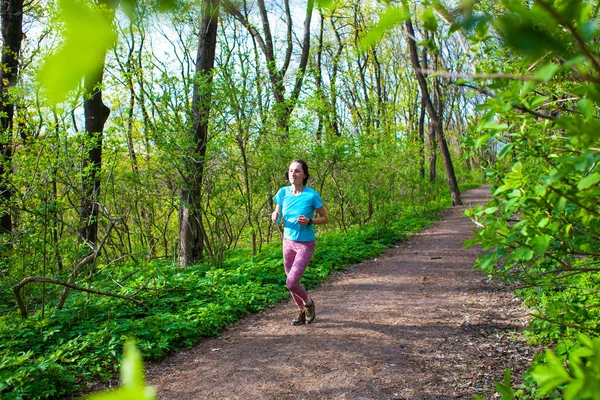 Chica corriendo en el bosque — Foto de Stock