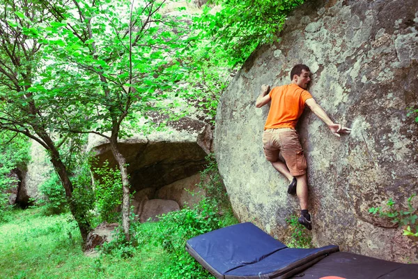L'arrampicatore sta scalando il boulder . — Foto Stock
