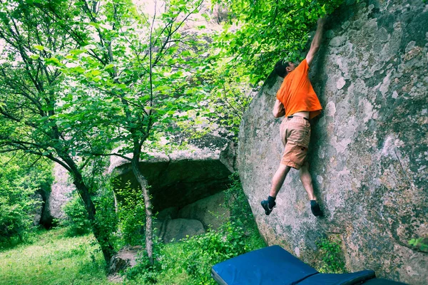 Wspinacz jest wspinaczki bouldering. — Zdjęcie stockowe