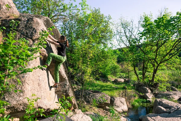 Klimmer is boulderen buitenshuis. — Stockfoto