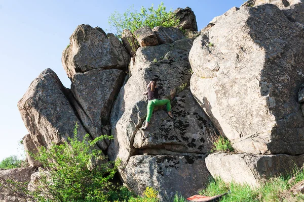 Klimmer is boulderen buitenshuis. — Stockfoto