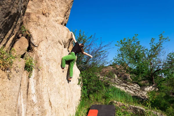 Ο ορειβάτης είναι bouldering σε εξωτερικούς χώρους. — Φωτογραφία Αρχείου