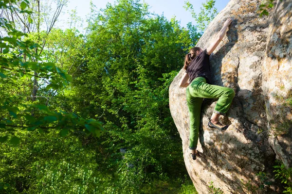 Bergsteiger bouldert im Freien. — Stockfoto