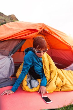 Kızla telefonunda bir uyku tulumu.