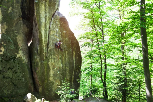 Meisje is de rots klimmen. — Stockfoto