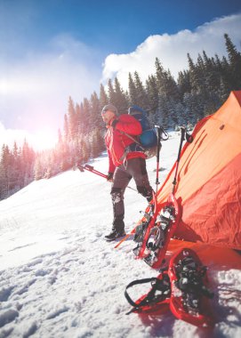 Dağcı çadırın yakınında.