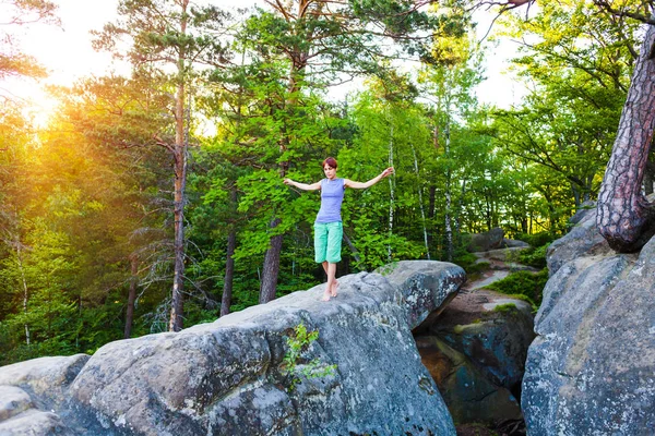 Chica es el equilibrio en la piedra . —  Fotos de Stock