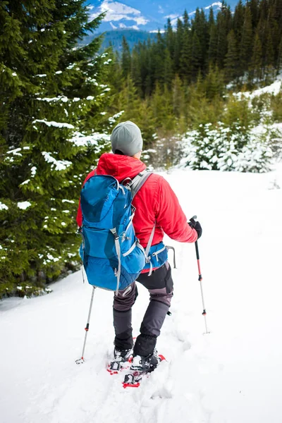 Альпинист в зимних горах . — стоковое фото