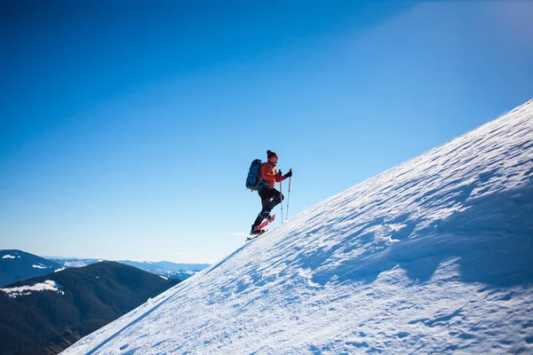 Wspinacz w górach zimą. — Zdjęcie stockowe