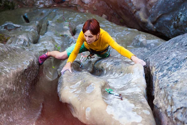 少女クライマーが岩を登る. — ストック写真