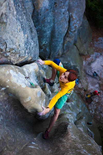 Chica escalador sube la roca . — Foto de Stock