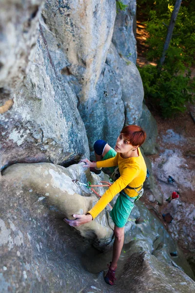 Girl climber climbs the rock. — Stock Photo, Image