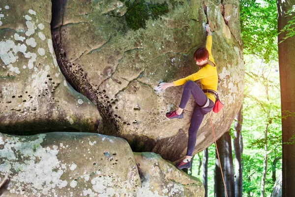 Menina está subindo a rocha . — Fotografia de Stock