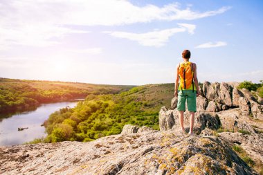Kız bir sırt çantası ile pitoresk yerlerde yürür.