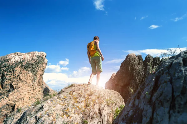 Kız bir sırt çantası ile pitoresk yerlerde yürür.