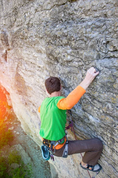 Tırmanışçı kayaya tırmanır — Stok fotoğraf