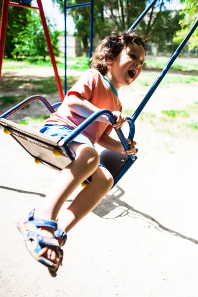 Dziecko jest zabawy na huśtawce. — Zdjęcie stockowe