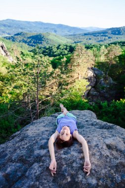 Taşa rahatlatıcı bir kızdır.