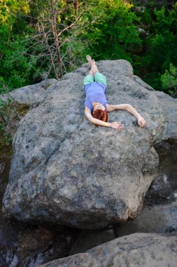 Taşa rahatlatıcı bir kızdır.