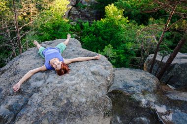 Taşa rahatlatıcı bir kızdır.