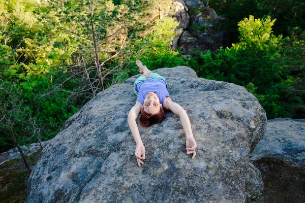 La fille se repose sur la pierre . — Photo
