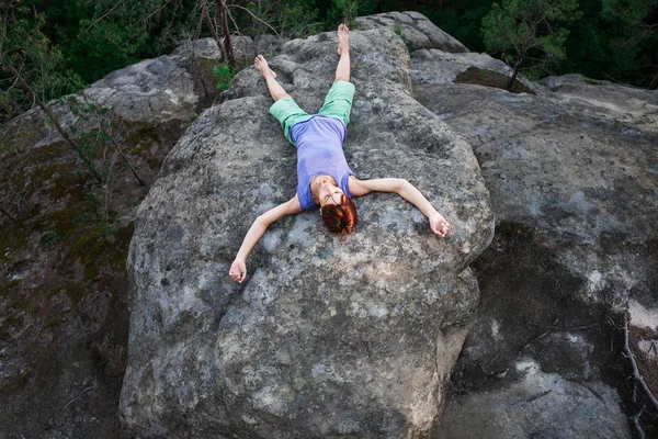 A menina está relaxando na pedra . — Fotografia de Stock