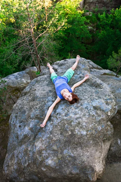 La fille se repose sur la pierre . — Photo