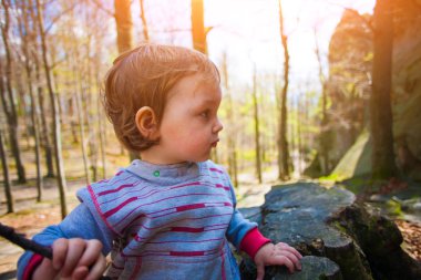 Küçük çocuk bir tahta sopa ile çalış.