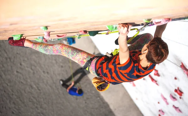 Kız tırmanma duvara tırmanıyor.