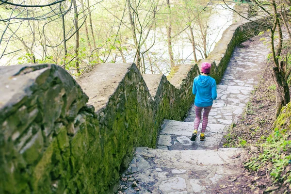 Die Frau, die die Treppe im Park rennt. — Stockfoto