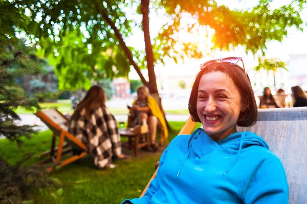 La ragazza al caffè estivo . — Foto Stock