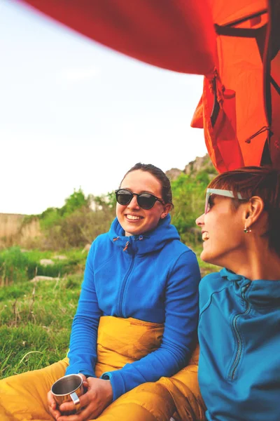 Due ragazze si divertono vicino alla tenda campeggio — Foto Stock