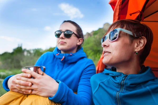 Δύο κορίτσια διασκεδάζουν κοντά στο camping τέντα — Φωτογραφία Αρχείου