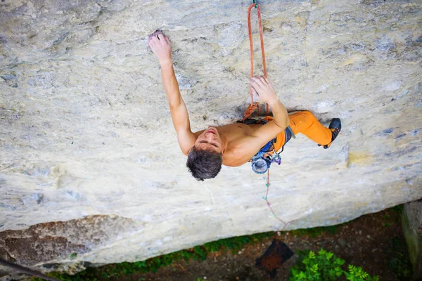 Arrampicatore sale la roccia. — Foto Stock