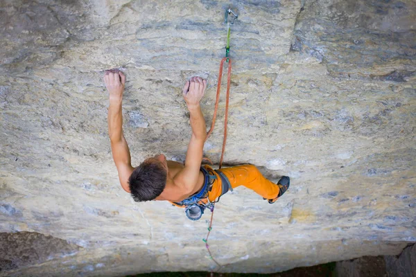 Arrampicatore sale la roccia. — Foto Stock