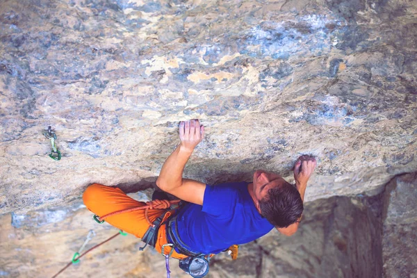 Escalador sube a la roca. — Foto de Stock