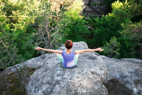 Yoga all'aria aperta . — Foto Stock