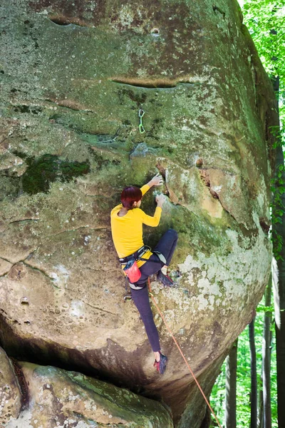 Chica está escalando la roca . — Foto de Stock