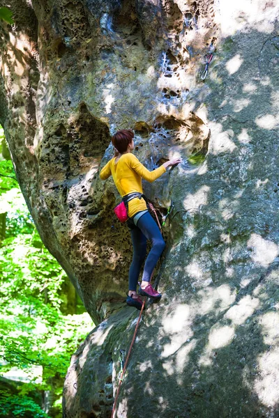 Menina alpinista sobe a rocha . — Fotografia de Stock