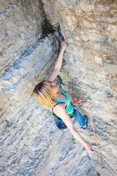 Menina escalador de rock — Fotografia de Stock