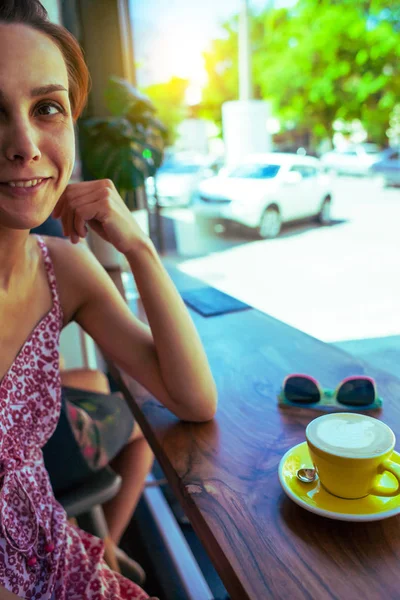 A menina está descansando em um café . — Fotografia de Stock