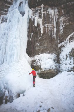 Dağcı buza tırmanıyor.